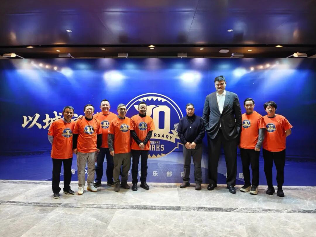 意昂体育董事长陆浩先生作为嘉宾受邀出席上海久事篮球俱乐部成立三十周年纪念仪式